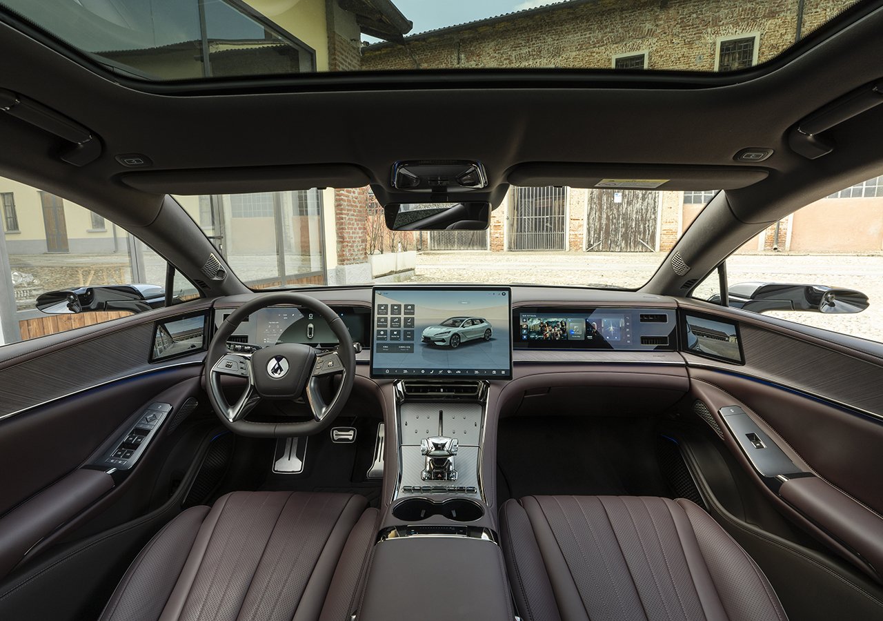 Press escape to Milan - Denza Z9gt interior