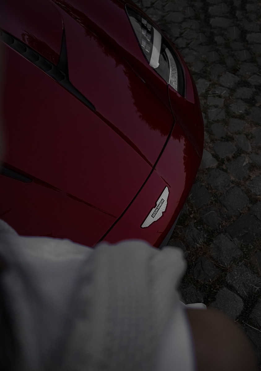 The return of an icon_Aston_Martin_Vanquish_LBpress
