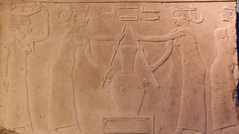 Sumerians women, preparing perfume 